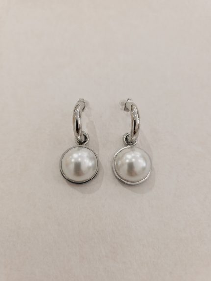 Brinco Prateado Com Detalhe Pérola Aço Inox.