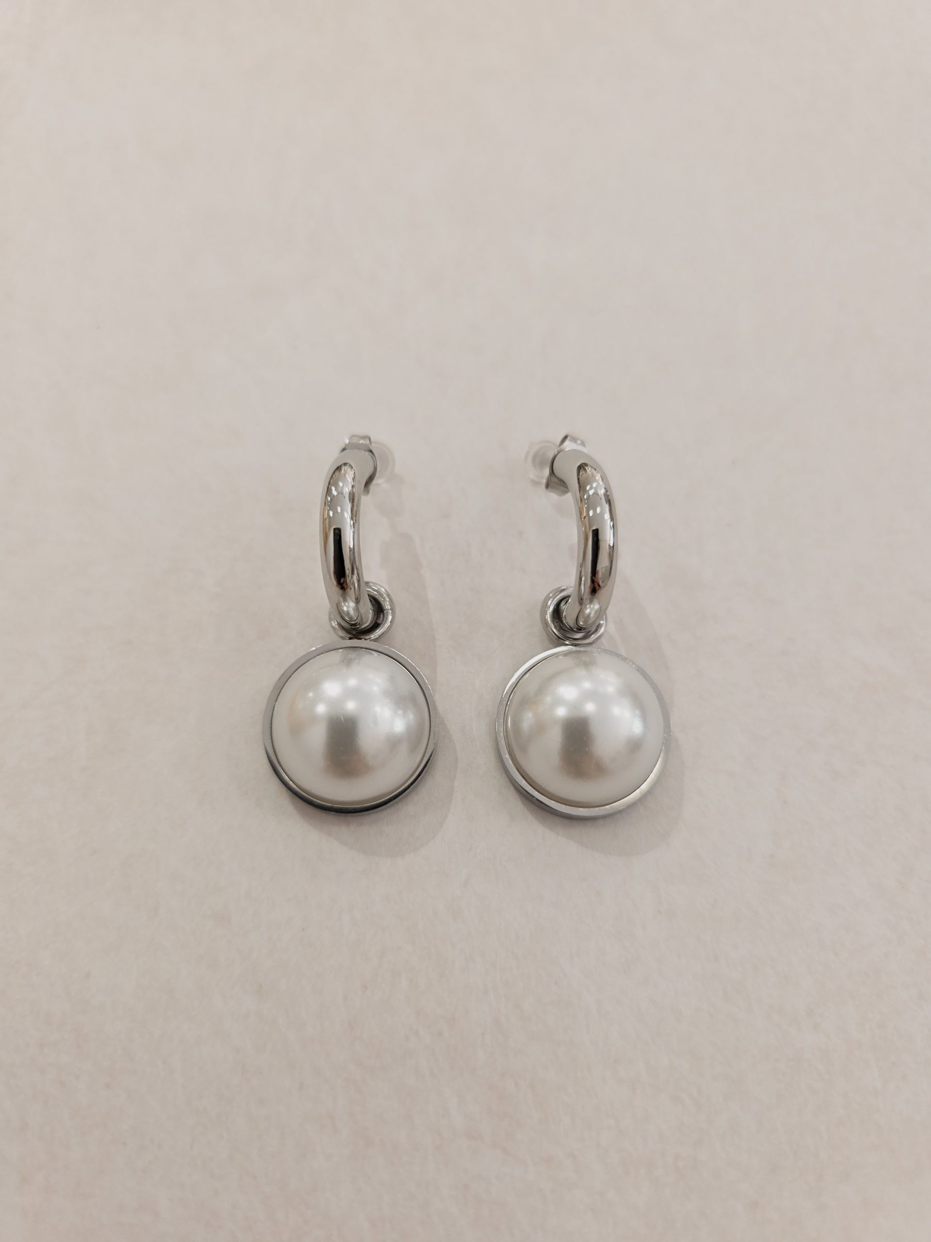20250716_154723 Brinco Prateado Com Detalhe Pérola Aço Inox. - Image 1