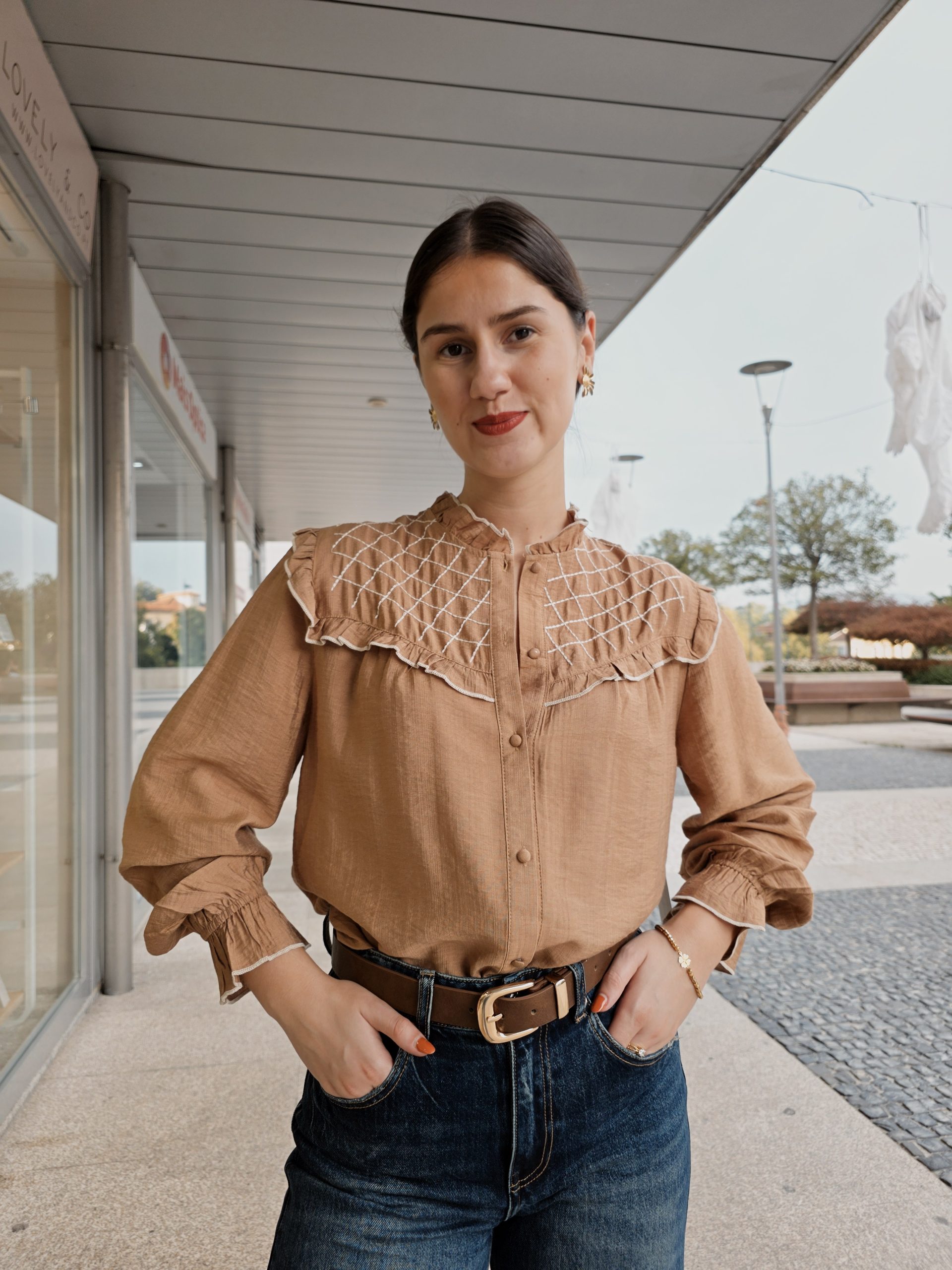 20250918_183901 BLUSA DE FOLHO CAMEL E BEGE - Image 1