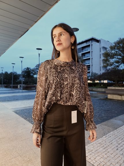 Blusa Estampada Botão Atrás