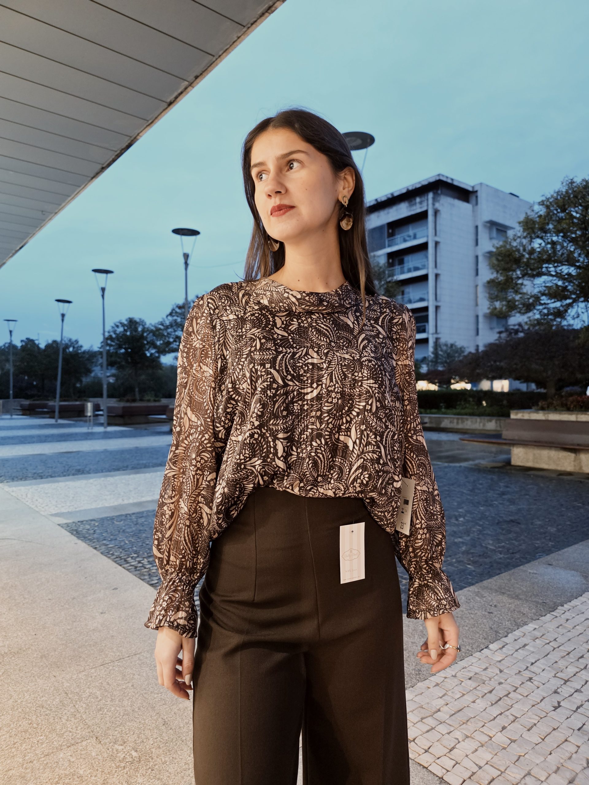 20251023_184853 Blusa Estampada Botão Atrás - Image 1