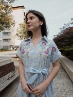 Vestido às Riscas Azul Com Bordado - Image 3