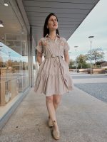 Vestido às Riscas Bege Com Bordado