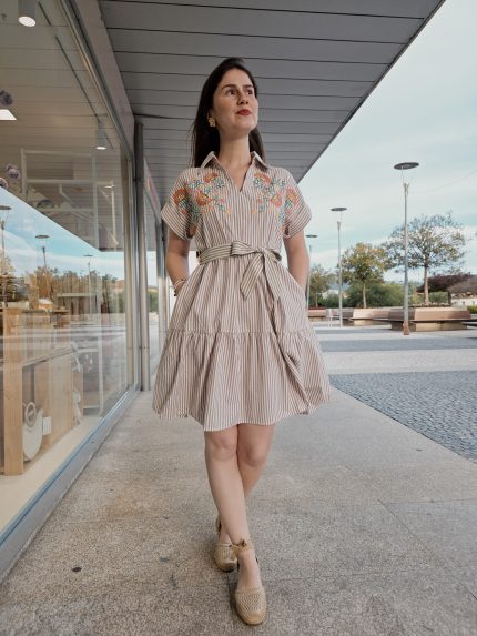 Vestido às Riscas Bege Com Bordado