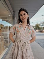Vestido às Riscas Bege Com Bordado - Image 4