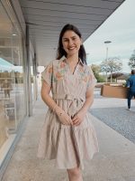 Vestido às Riscas Bege Com Bordado - Image 3