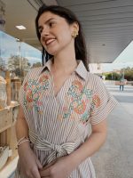 Vestido às Riscas Bege Com Bordado - Image 2