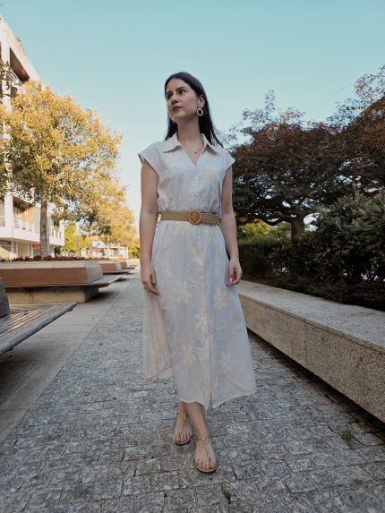 Vestido Ás Riscas Com Bordado