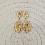 Brinco Trabalhado Dourado Aço Inox