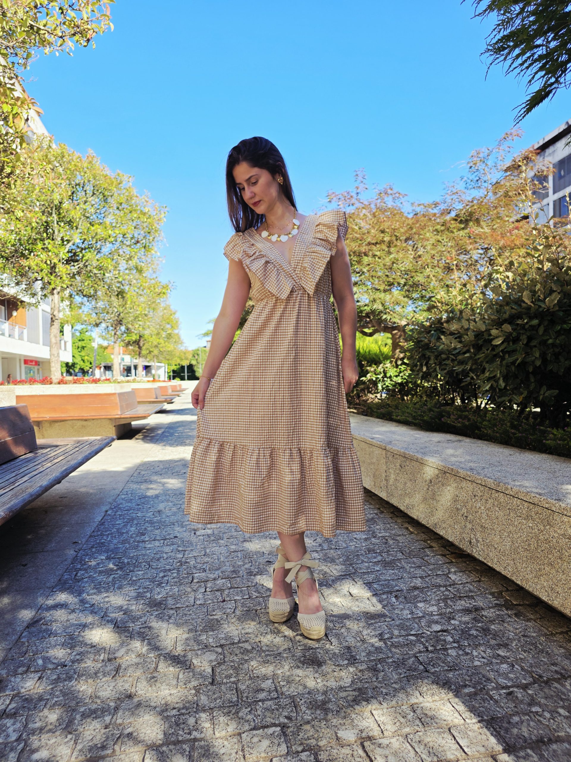 20260701_182921 Vestido Bege Com Folho - Image 1