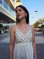 Vestido Branco Com Bordado Dourado - Image 3