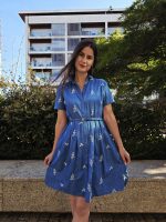Vestindo Azul Com Cinto - Image 3