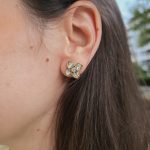 BRINCO FLOR PEDRA PRATEADA