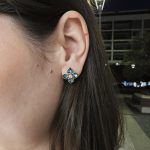 BRINCO FLOR AZUL AÇO INOX