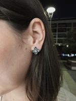 BRINCO FLOR AZUL AÇO INOX