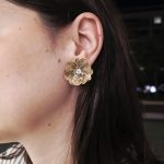 BRINCO FLOR BRILHO DOURADO AÇO INOX
