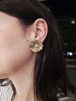 BRINCO FLOR BRILHO DOURADO AÇO INOX